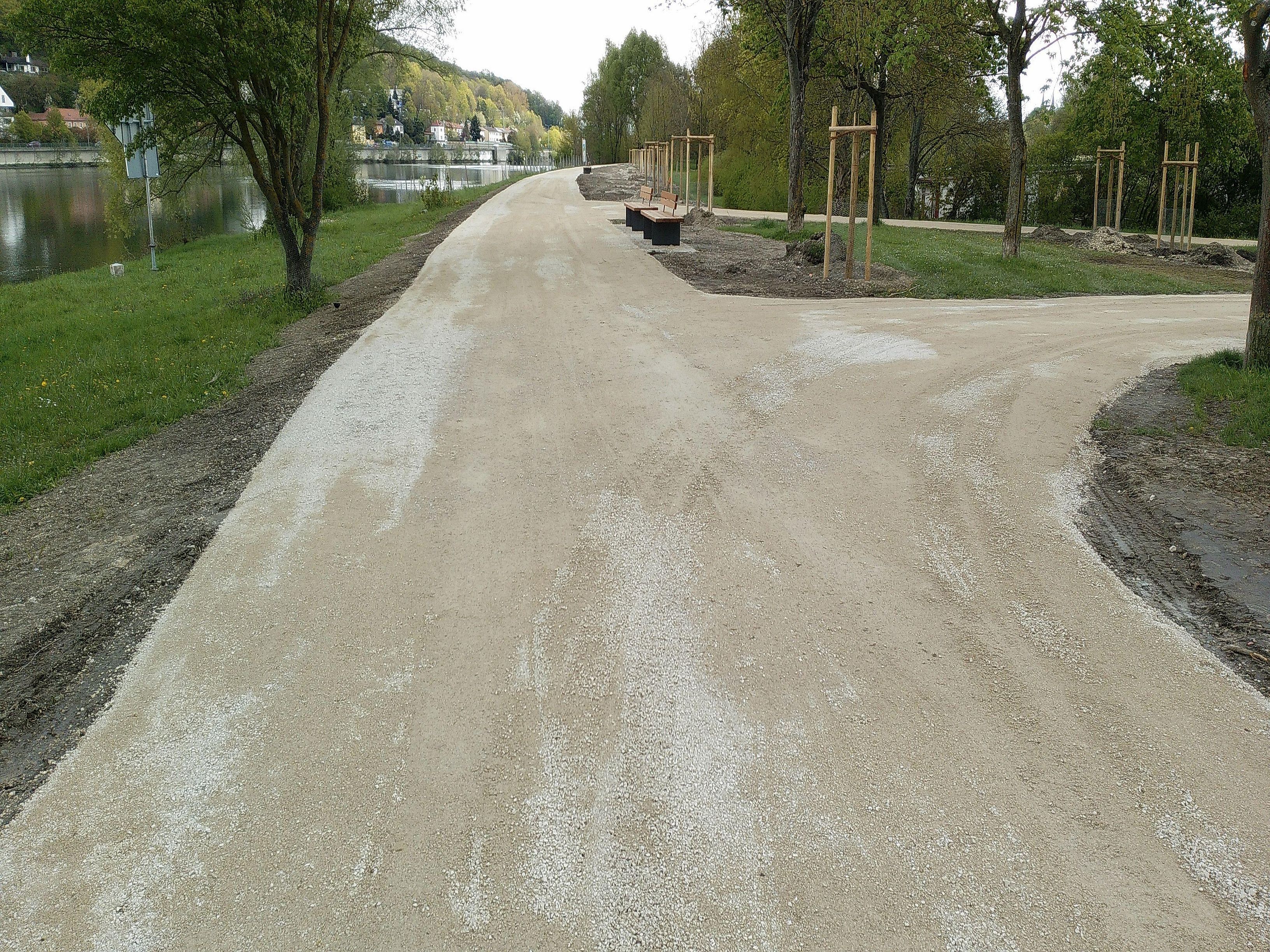 Fertiger Spazierweg, links die Donau, rechts Neuanpflanzungen und Bänke