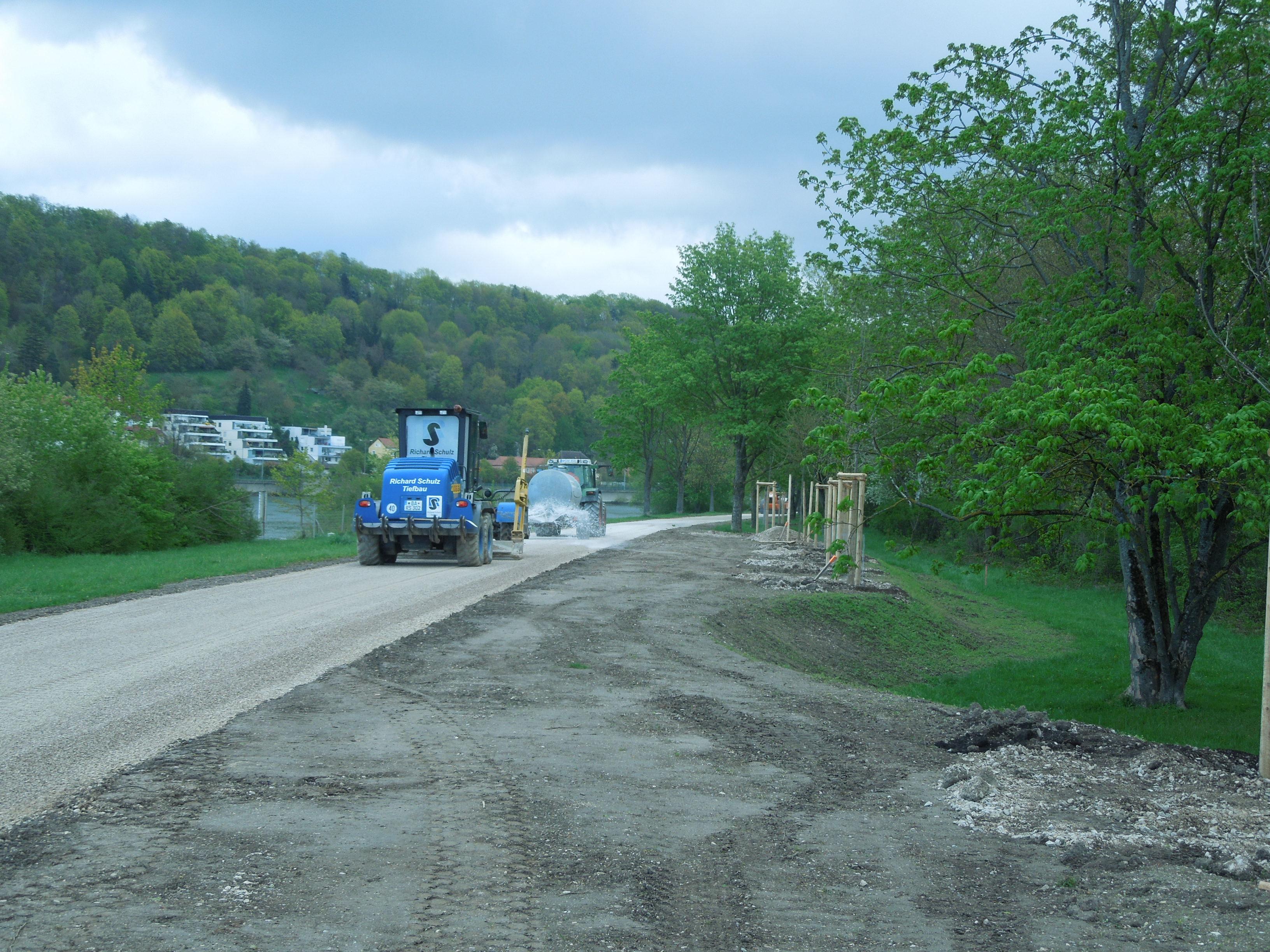 Spazierweg mit Baumaschinen, rechts die Neuanpflanzung