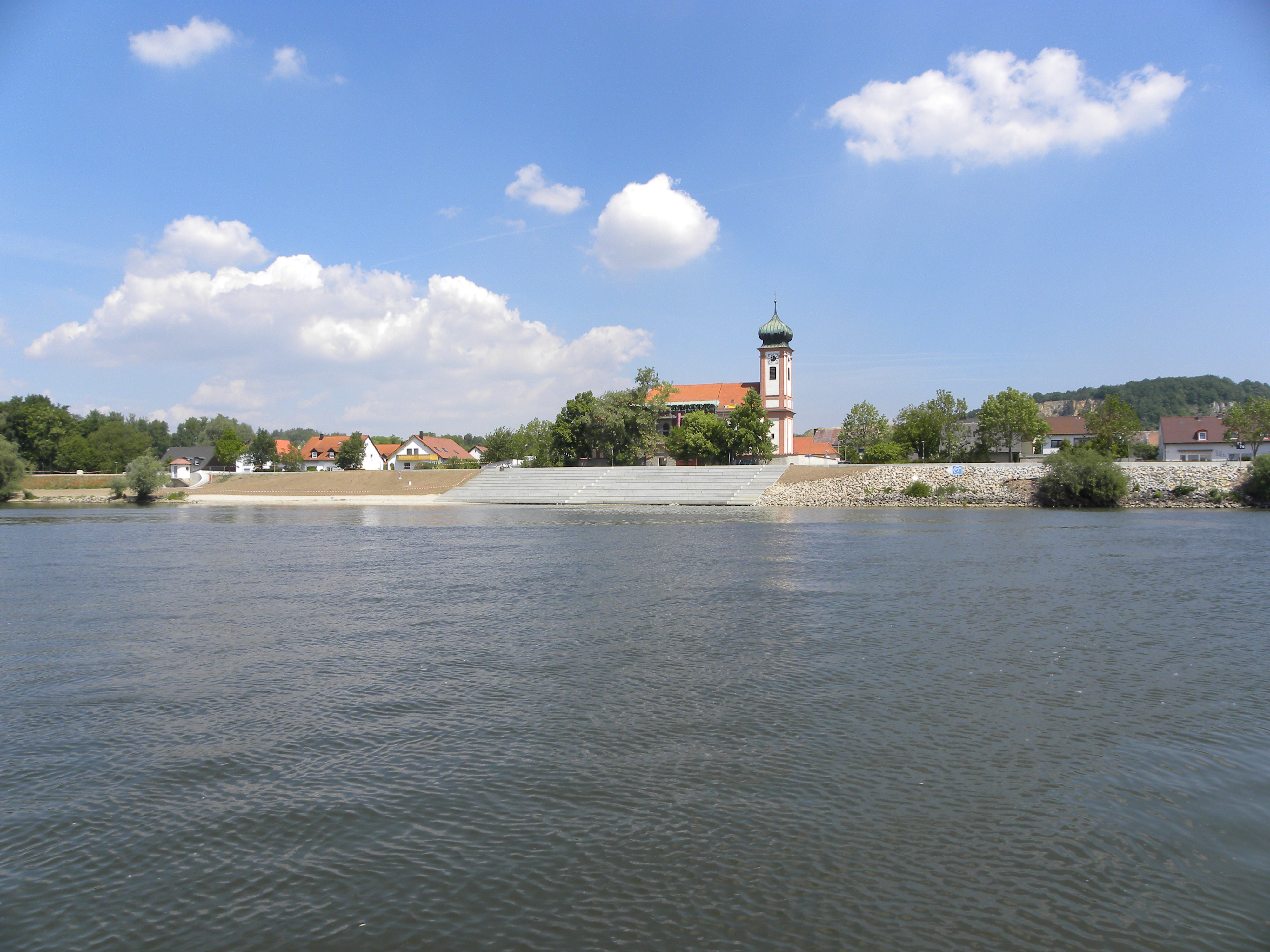 Die Donau im Vordergrund, dahinter die Treppenanlage und die Kirche
