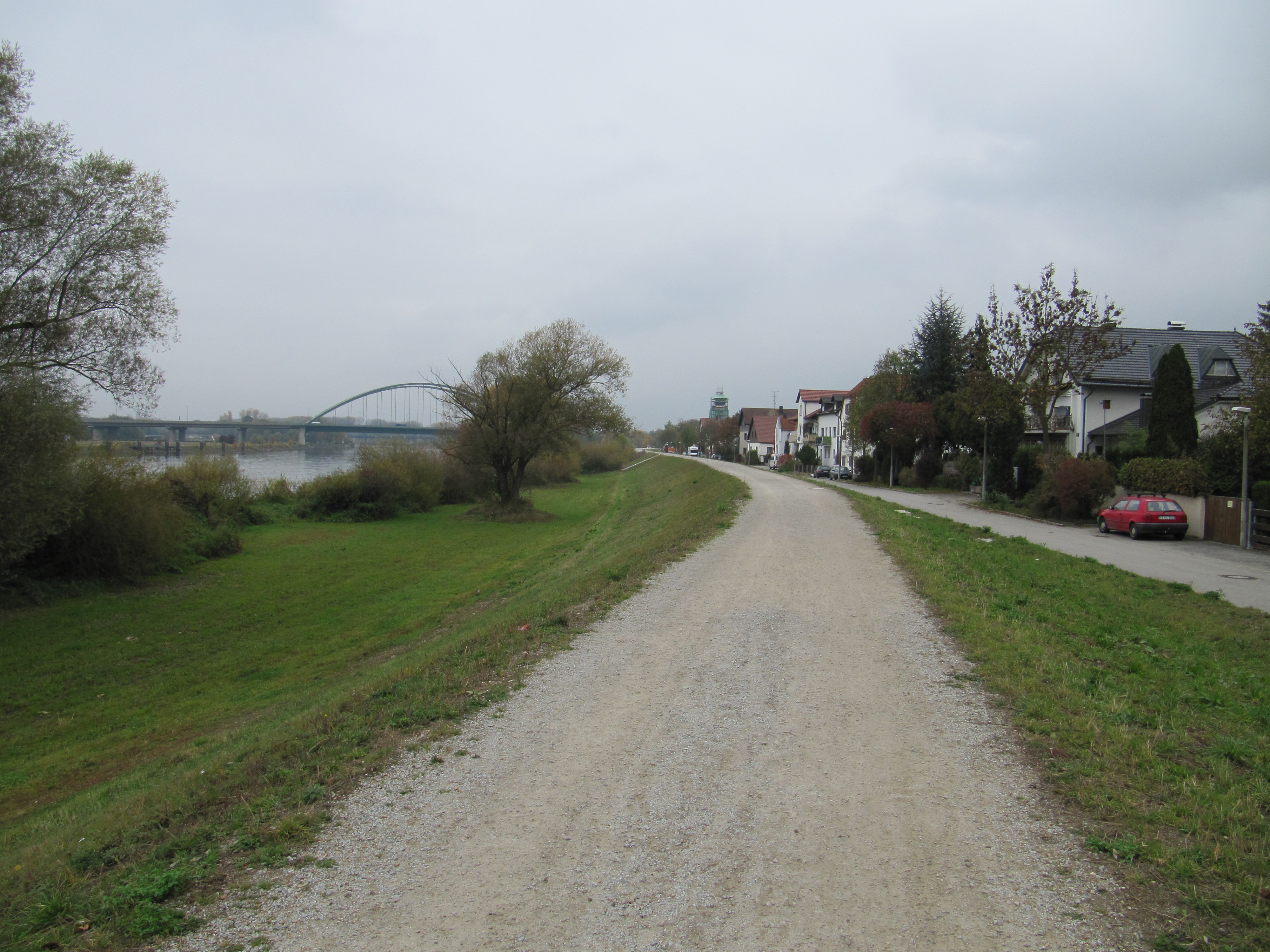 Deichkronenweg, im Hintergrund die Schwabelweiser Brücke