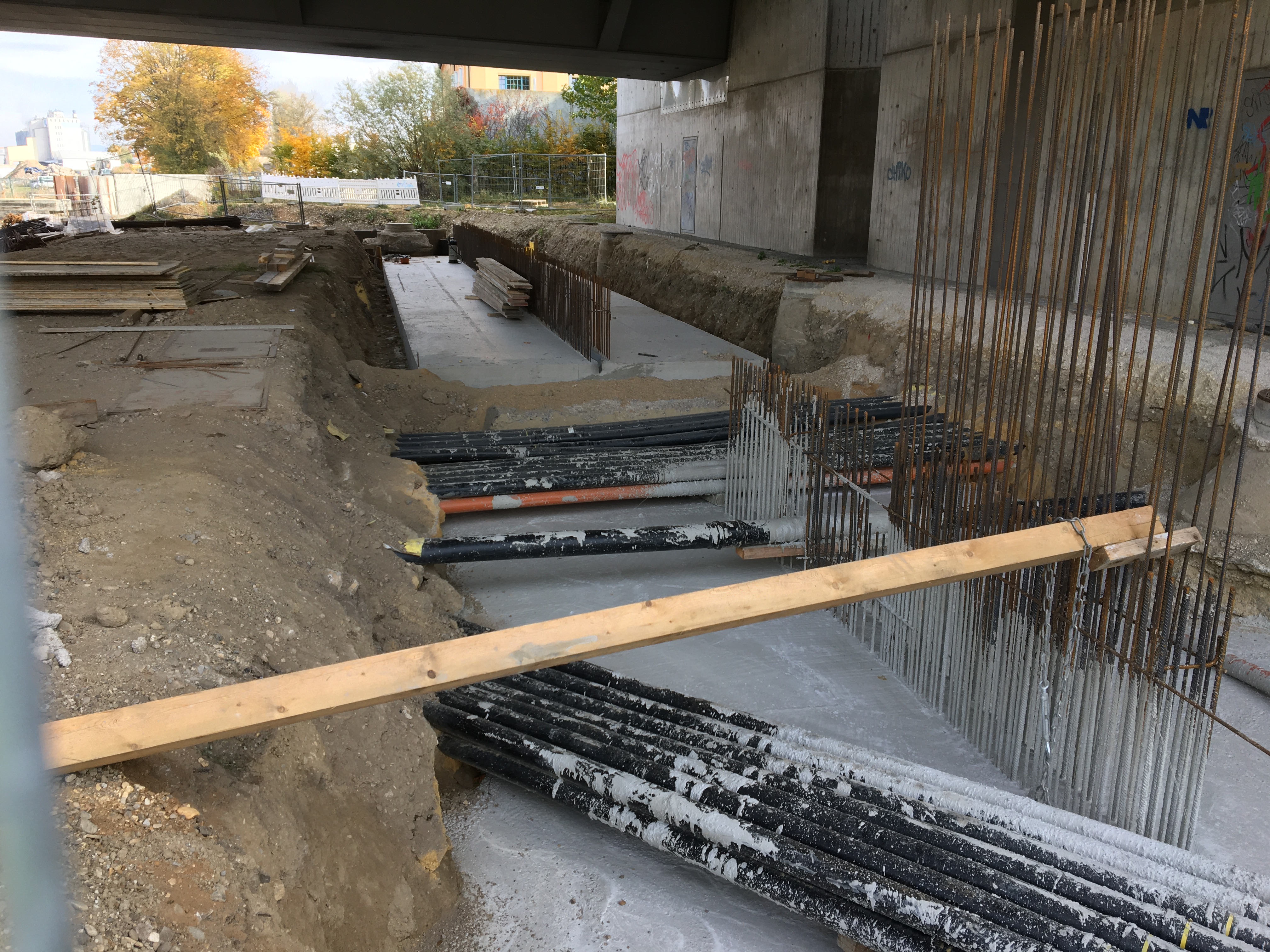 Unter der Nibelungenbrücke, rechts das Widerlager, quer im Bild die kreuzenden Kabel, Stahlgebinde und betonierter Trasse