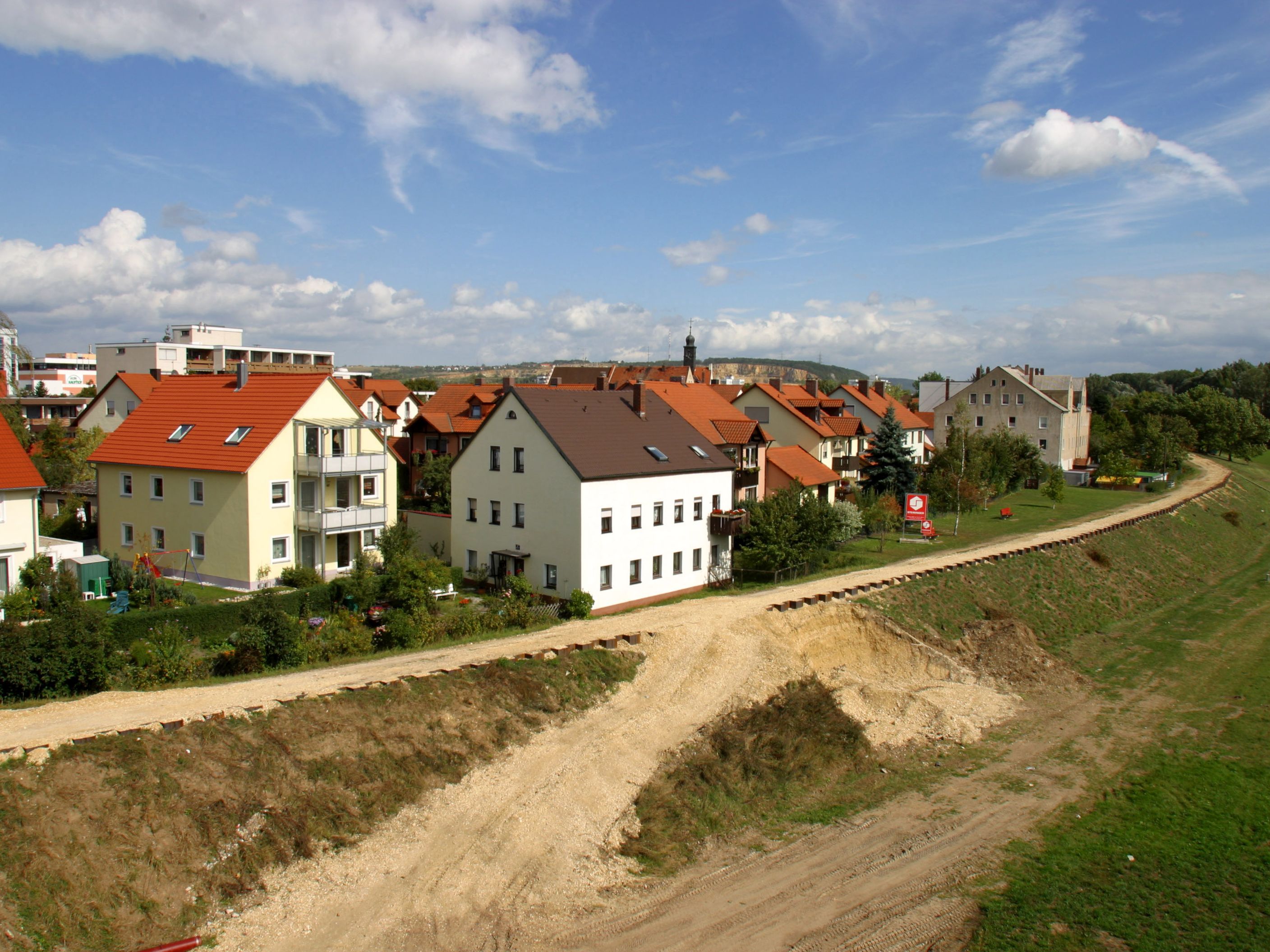 Blick auf deb Deich, im Hintergrund Bebauung