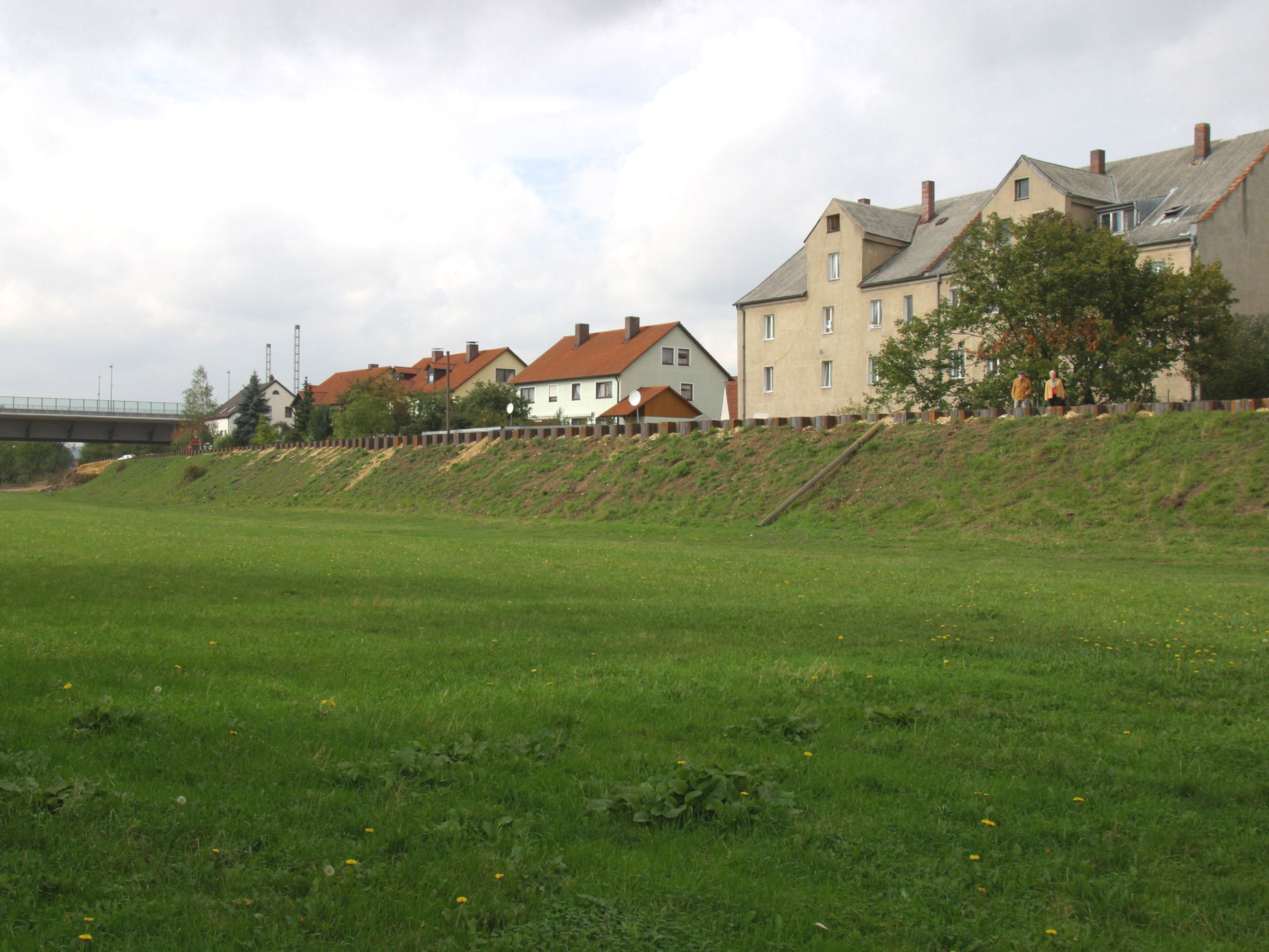 Blick auf deb Deich, im Hintergrund Bebauung