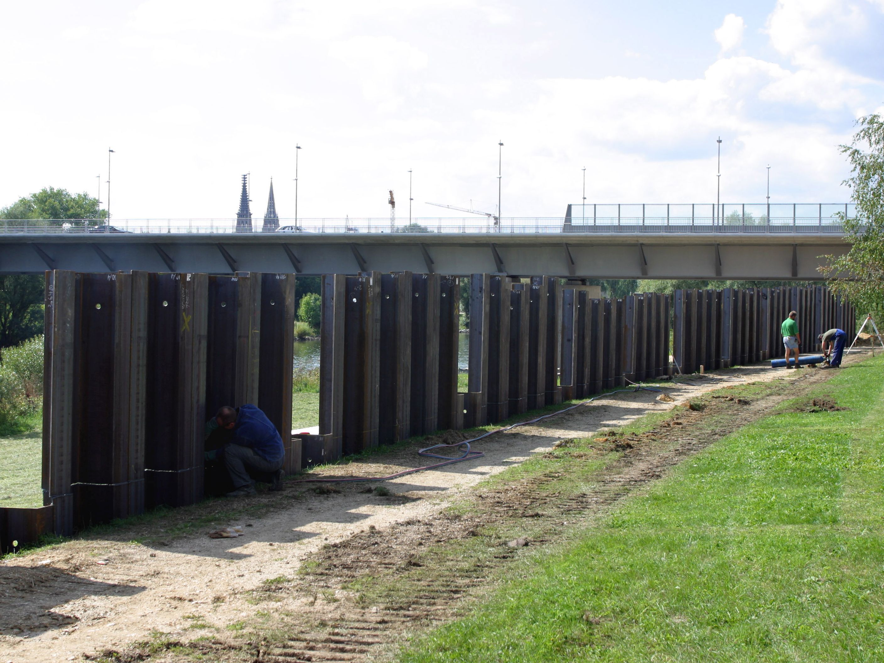 Die Spundwand ist zur Hälfte eingebracht