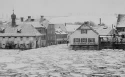 Eisschollen auf der Donau; im Hintergrund Stadtamhof