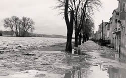 März 1956 - Regen oberhalb der alten Regenbrücke, Stadtteil Reinhausen, links die Eisschollen, rechts die Gebäude