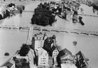 Luftbild vom Oberen Wöhrd mit der Steinernen Brücke Richtung Unterer Wöhrd