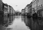 überschwemmte Hauptstraße in Stadtamhof; links und rechts Häuser