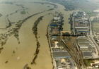 Luftbild mit überschwemmtem Vorland Tegernheim links und dem Osthafen rechts