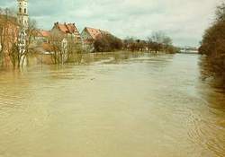 Hochwasser der Donau links Stadtamhof