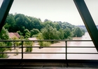 Blick ddurch das Geländer der Eisenbahnbrücke Sinzing, links Kleinprüfening