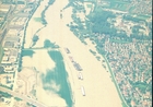 Luftbild mit den überschwemmten Vorland in Schwabelweis rechts und dem Osthafen links