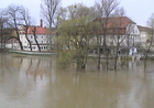 Blick von der Steinernen Brücke Richtung Spitalgarten mit Hochwasser