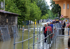 Stege in der überfluteten Thundorferstraße mit der Wurstkuchl links