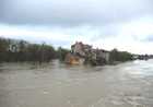 Blick auf den Unteren Wöhrd im Hintergrund; im Vordergrund Hochwasser