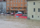 Blick von der Steinernen Brücke auf die überflutete Thundorferstraße mit dem Katastrophenschutzelement um die Wurstkuchl