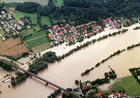 Luftbild auf das überschwemmte Großprüfening im Hintergrund