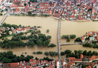 Luftbild auf die Steinerne Brücke, Stadtamhof unten und die Altstadt oben; rechts der Obere und links der Untere Wöhrd