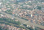 Luftbild auf die Altstadt oben und Stadtamhof unten