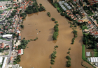 überschwemmte Sportplätze links in Sallern, rechts Steinweg