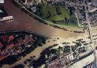 Luftbild auf die Regenmündung in der Bildmitte, Stadtamhof links und der Untere Wöhrd unten, oben sehen Sie Weichs West