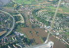 Luftbild auf das überschwemmte Steinweg links und Reinhausen rechts, links der Lappersdorfer Kreisel