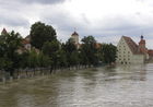 Blick von der Eisernen Brücke auf den Salzstadl im Hintergrund und die überschwemmte Thundorferstraße links