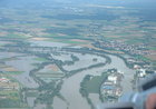 Luftbild nach Osten, links Barbing und die Kläranlage, rechts das Vorland von Tegernheim