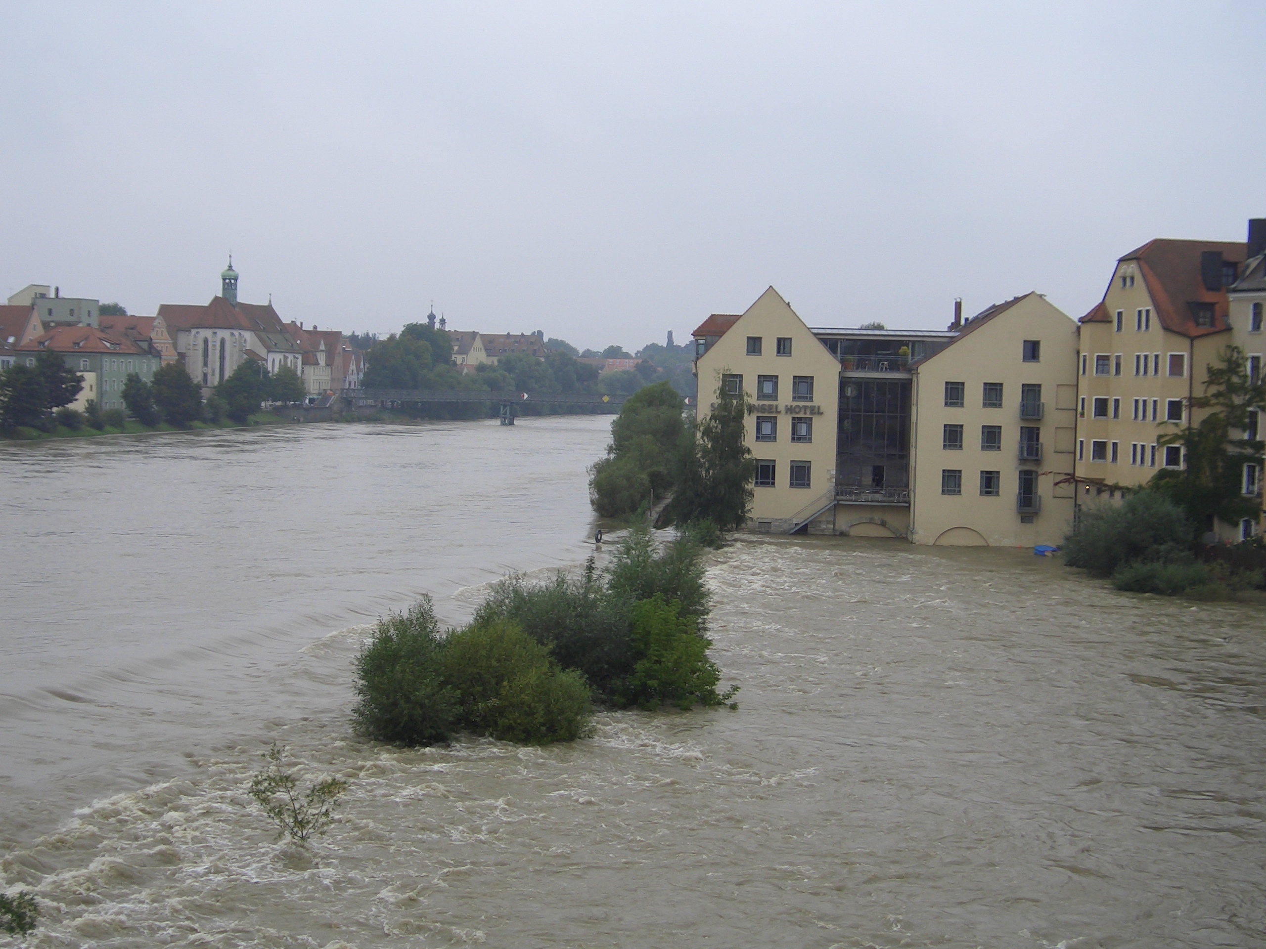 überschwemmtes Beschlächt mit Oberen Wöhrd rechts und der Altstadt links im Hintergrund