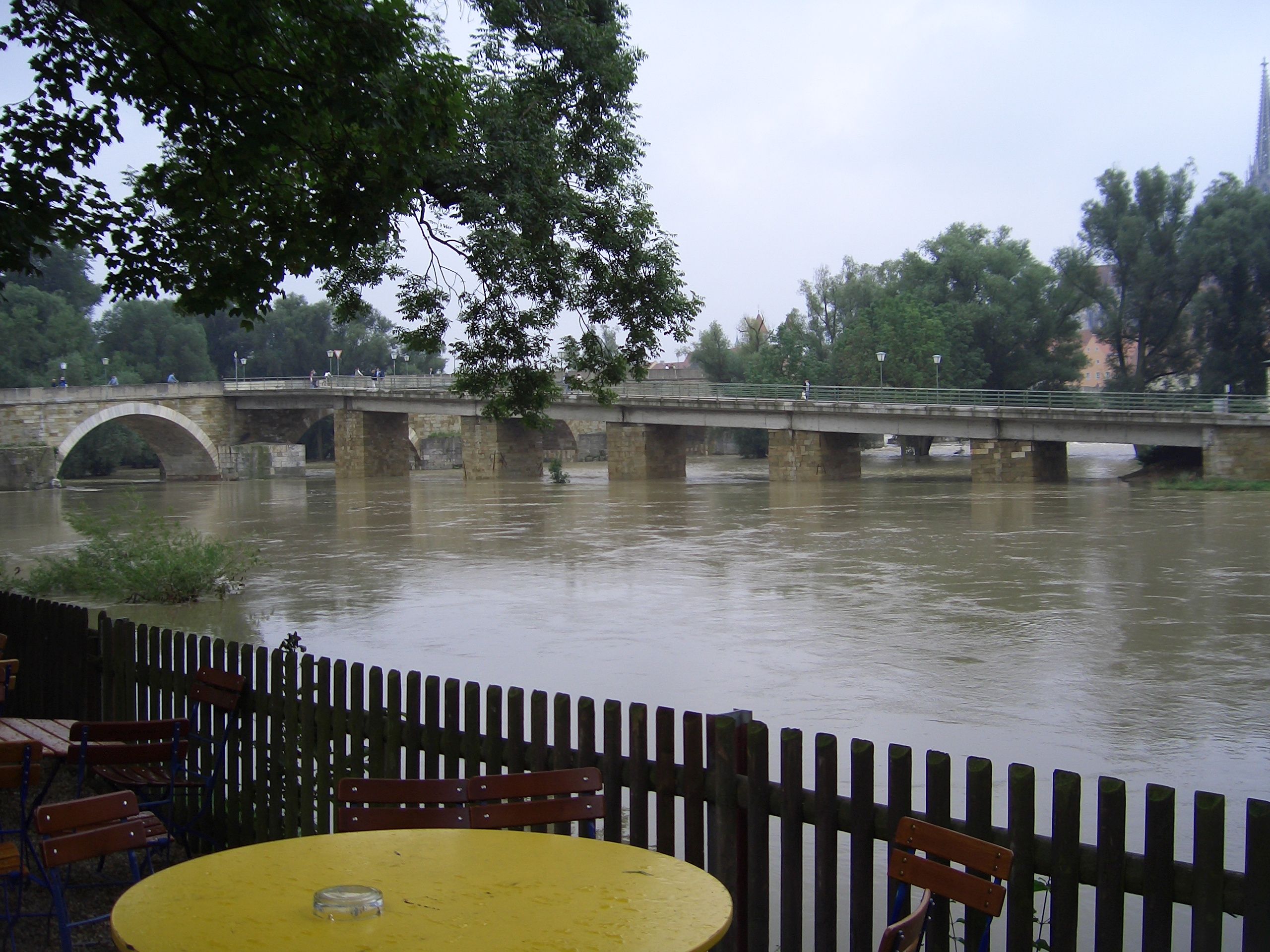 Blick vom Spitalgarten Richtung Steinerner Brücke
