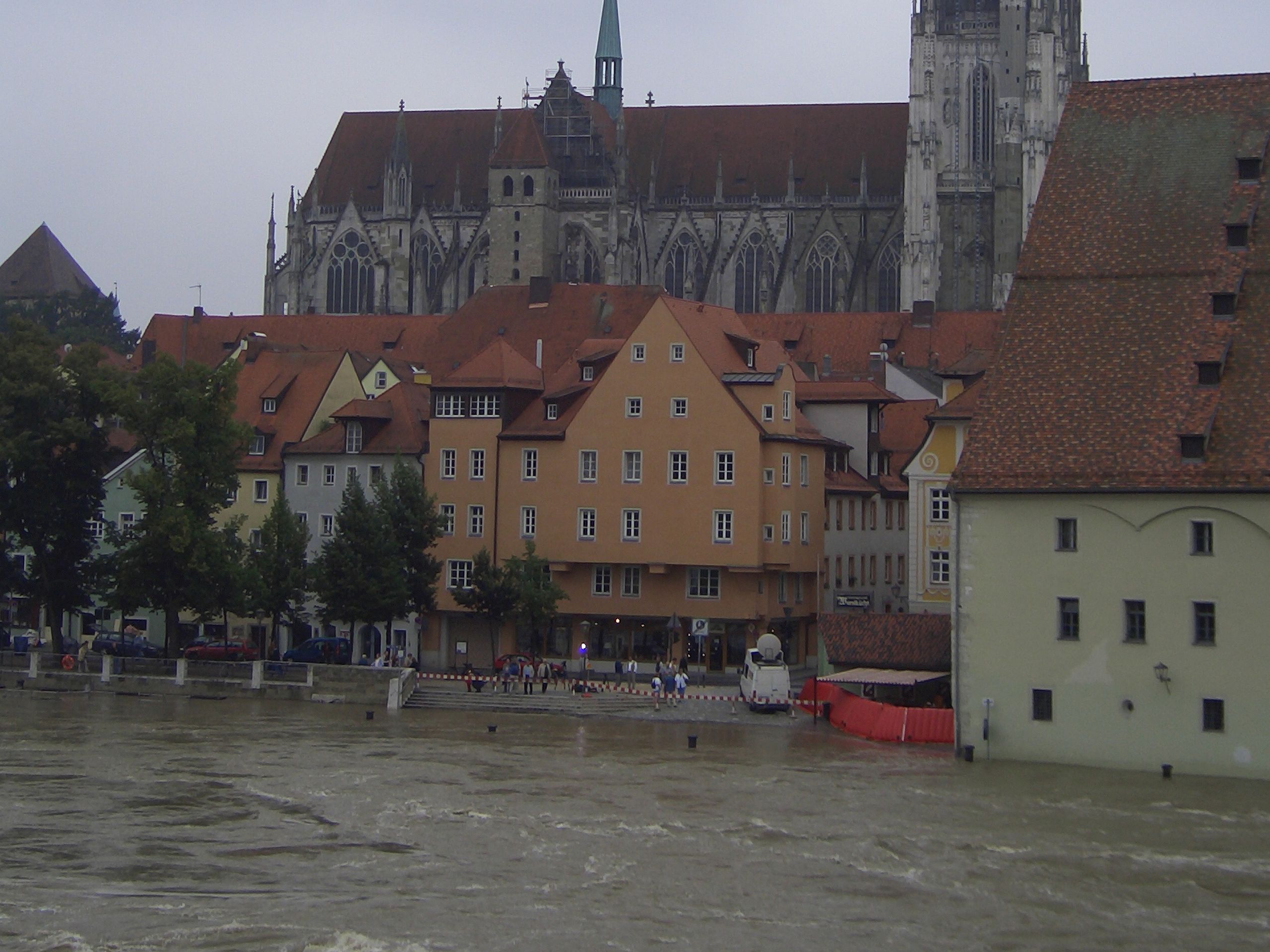 Blick von der Steinernen Brücke auf die Thundorferstraße mit dem Katastrophenschutzelement bei der Wurstkuchl