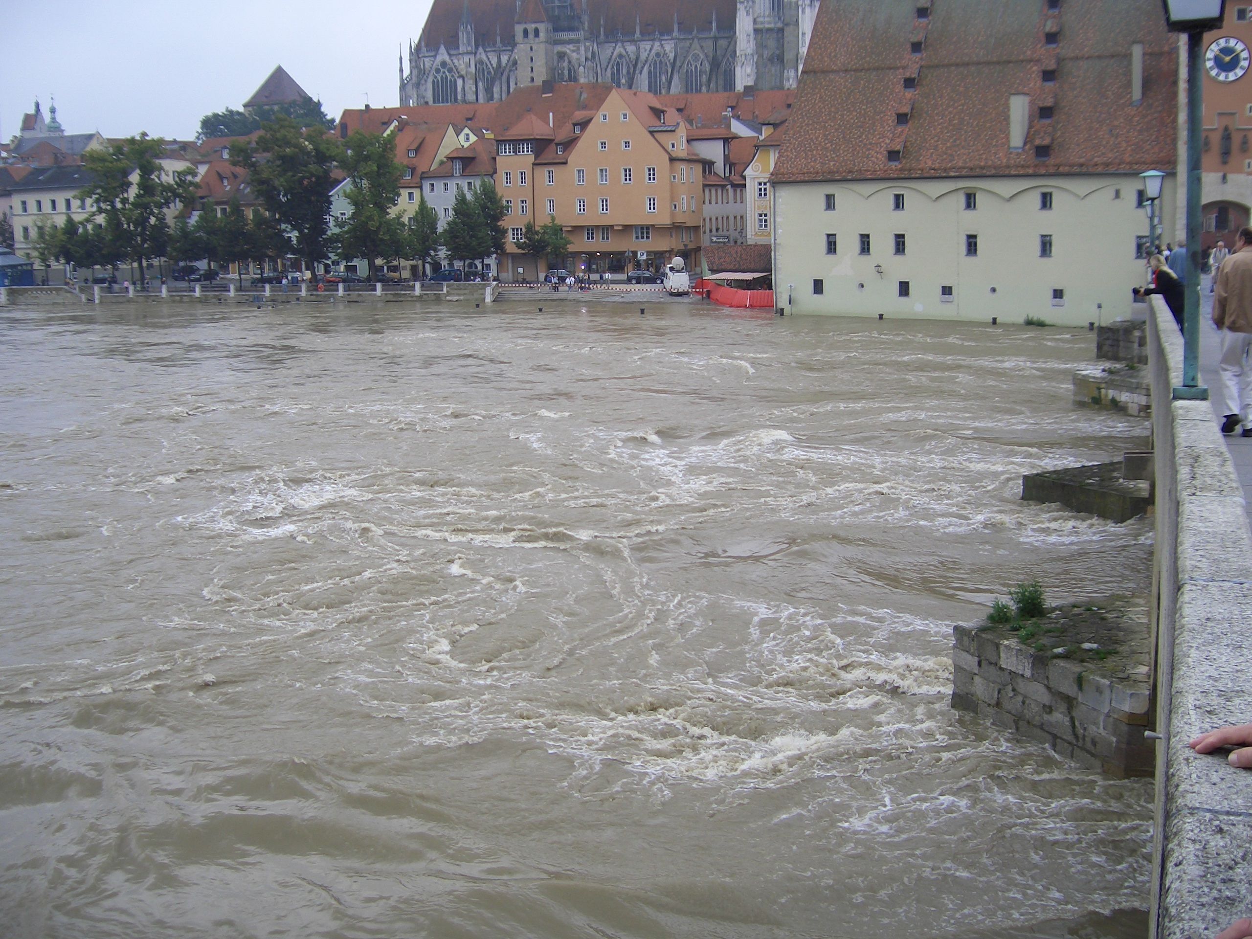 Blick von der Steinernen Brücke auf den Salzstadl und die Thundorferstraße