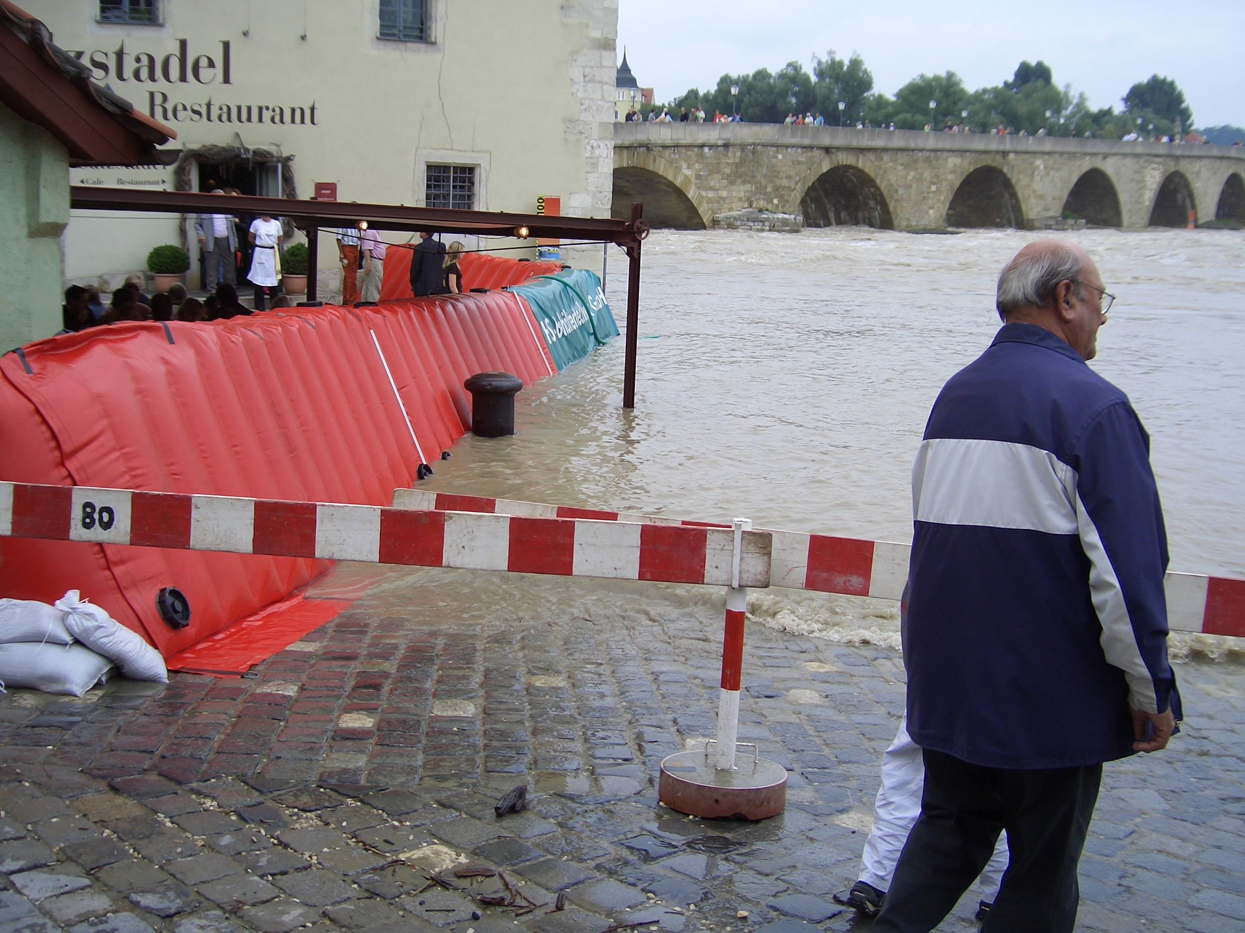 Katastrophenschutzelement an der Wurstkuchl links mit dem Salzstadl im Hintergrund