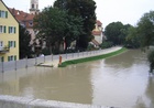 aufgrstellte mobile Hochwasserschutzelemente entlang der Wassergasse, geschützte Gebäude im Hintergrund