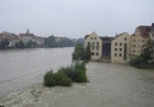 überschwemmtes Beschlächt mit Oberen Wöhrd rechts und der Altstadt links im Hintergrund
