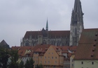 Blick von der Steinernen Brücke auf die Thundorferstraße mit dem Katastrophenschutzelement bei der Wurstkuchl