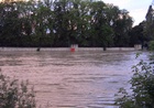 Hochwasser in der Donau, Blick auf den Villapark im Hintergrund