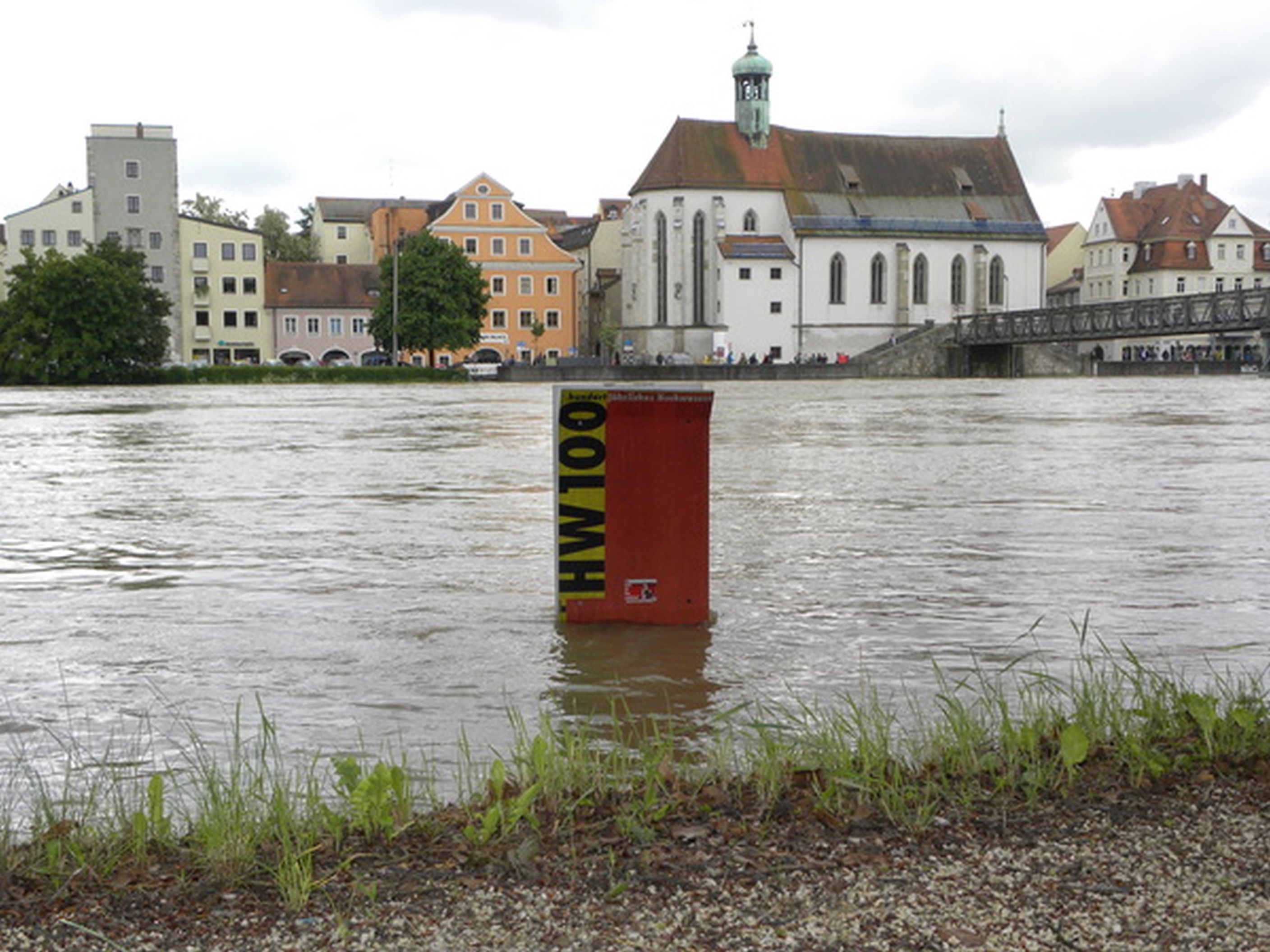 Die HW Stele bei Hochwasser in der Donau