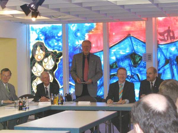 Regierungsvertreter, Oberbürgermeister, Amtsvorstand vom Wasserwirtschaftsamt Regensburg und weitere Vertreter von Behörden sitzen an einem Tisch zur Diskussion.