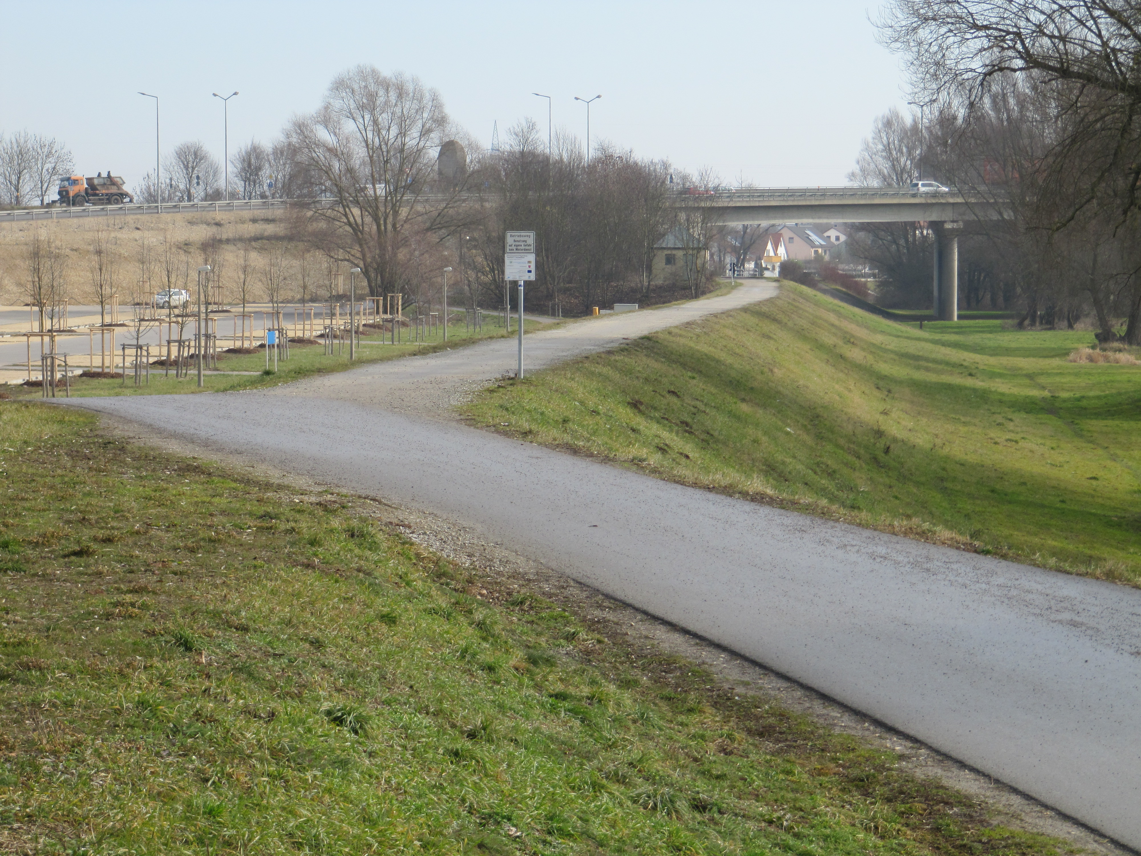 Radweg Schwabelweis neu angelegter, asphaltierter Radweg. An den Seiten noch Erdreich.