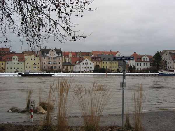 Blick auf die Donau und am oberen Bildrand eine Schutzwand aus Aluminium