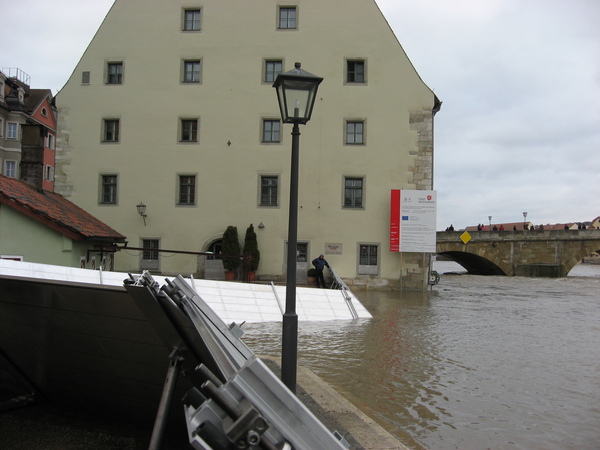 Aluminium-Schutzwände vor der Steinernen Brücke