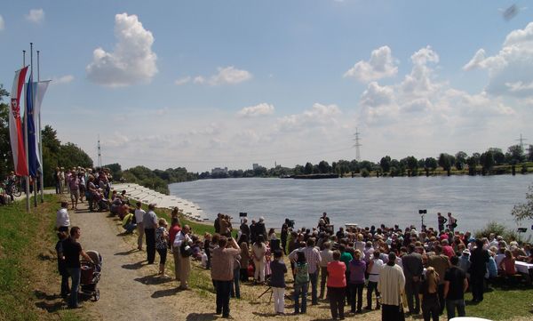 Blick von Oben auf Donauufer mit Gäste und Redner