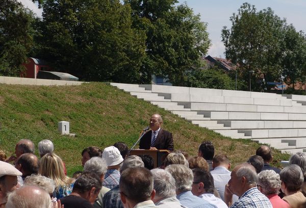 Oberbürgermeister Herr Schaidinger am Rednerpult, im Hintergrund die Treppen der Uferbefestigung