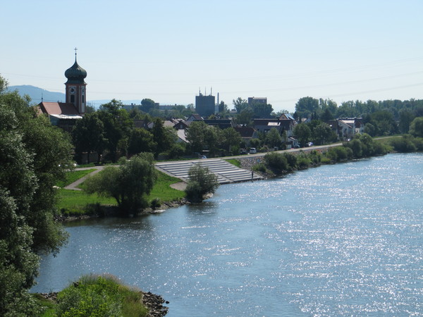 Blick von der Schwabelweiser Brücke über die Donau zur Kirche