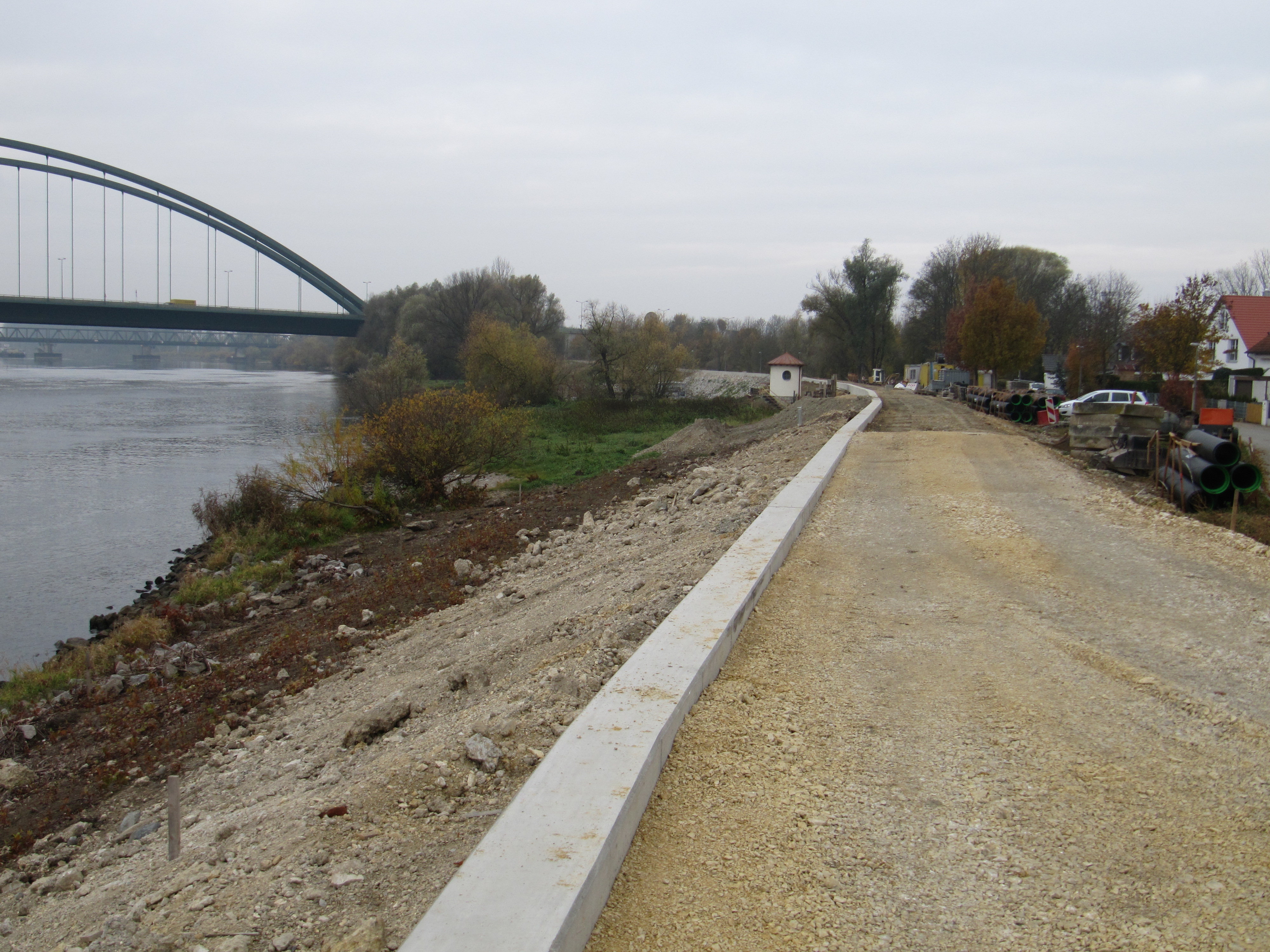Schwabelweis in der Bauphase Donau und die Bauarbeiten am Hochwasserschutz