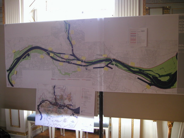 Ein großer Plan vom gesamten Donaugebiet der Stadt an Plakattafeln befestigt