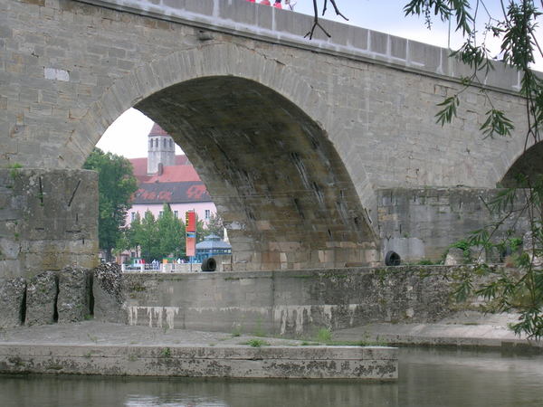 Der Blick ist von der Donau aus auf eine der großen Bögen der Steineren Brücke.