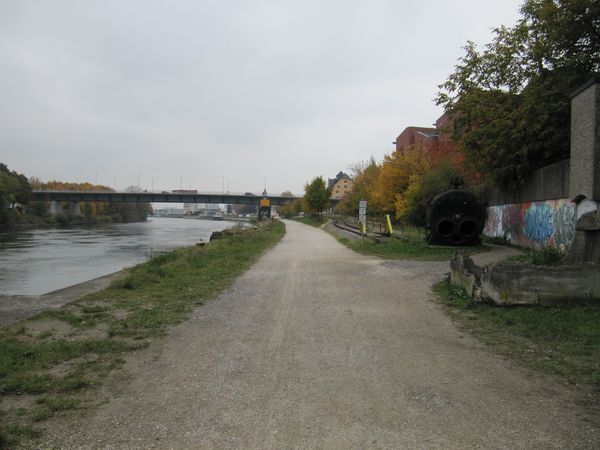 Donau mit breitem Uferweg