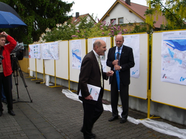 Oberbürgermeister Hans Schaidinger mit dem ehemaligen Behördenleiter des Wasserwirtschaftsamt Regensburg Herr Eichenseer vor den Plakatwänden mit Plänen zum Hochwasserschutz